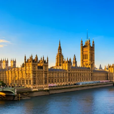 London Travel Guide: First-Time Visitor's Plan for Neighbourhoods, Costs and 4 Perfect Days